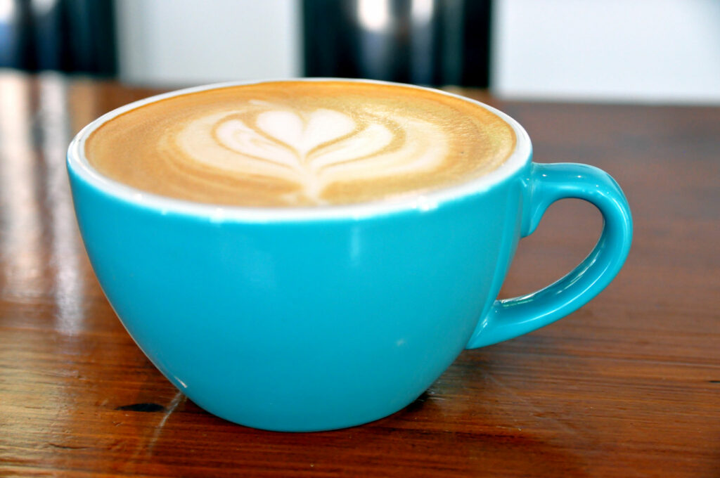 Türkise Kaffeetasse mit Milchkaffee