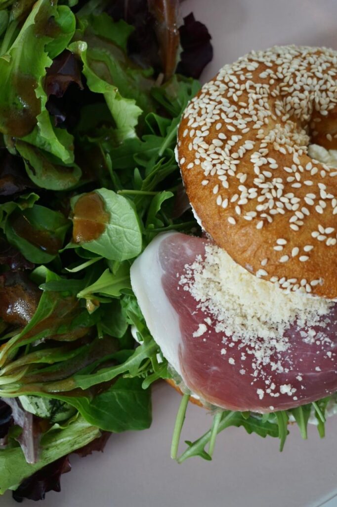 Sesam-Bagel mit Schinken und Salat