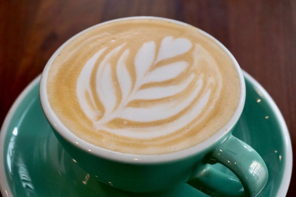Kaffee in türkisfarbener Tasse