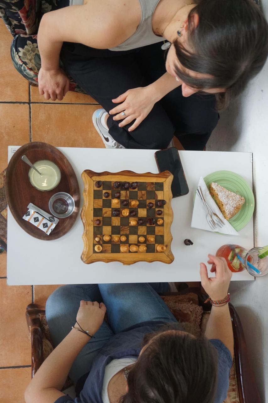 Schachspiel und Mehlspeisen im Cafe