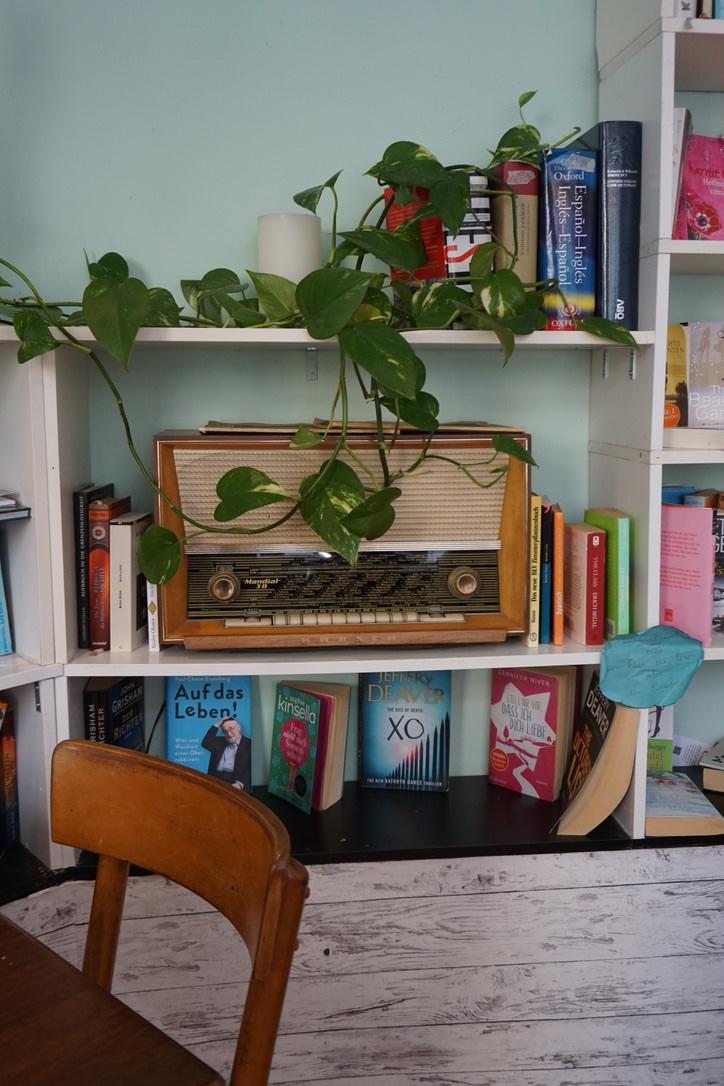 Bücherregal im Cafe